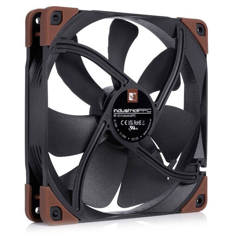 Černý počítačový ventilátor s hnědými rohy, namontovaný v čtvercovém rámu. Text na ventilátoru: 'industrialPPC'.