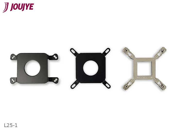Tři CPU držáky vedle sebe. Vlevo a uprostřed z černého materiálu, vpravo z materiálu kovového. Logo značky nahoře vlevo.