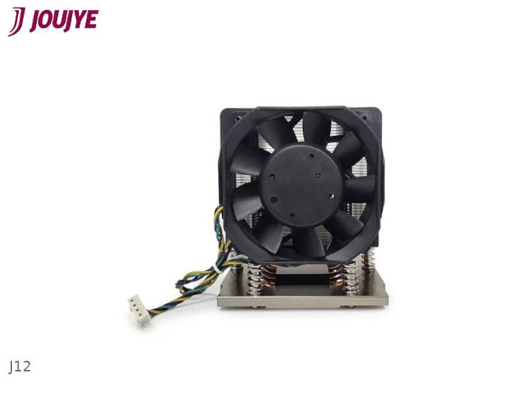 Černostříbrný chladič CPU s ventilátorem, kabelem a konektorem, pohled zepředu. Označení vlevo nahoře: 'JOUYE'. Číslo modelu: J12.