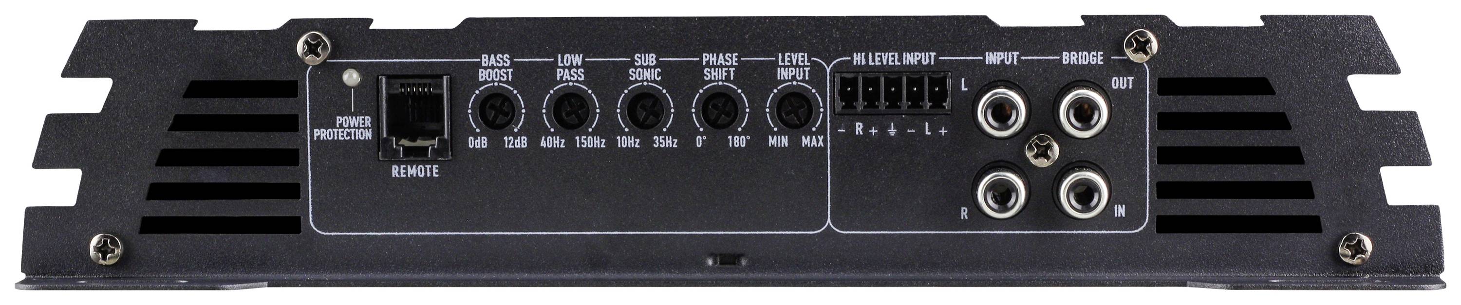Zesilovač zobrazuje ovládací prvky pro bass-boost, úroveň, kmitočtovou korekci a konektory pro vstupy a výstupy na přední straně.