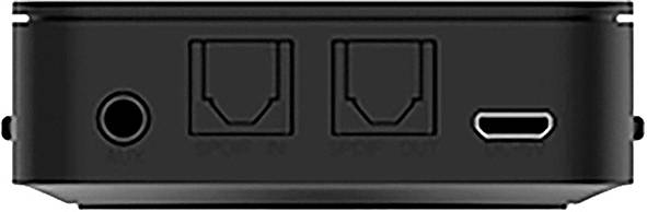 Černé elektronické zařízení se dvěma optickými porty, 3,5mm audio portem a USB portem na přední straně.