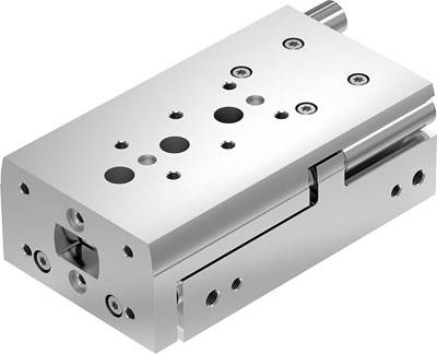 Stříbrný pneumatický lineární pohon s několika montážními otvory a hladkým povrchem, vhodný pro mechanické aplikace.