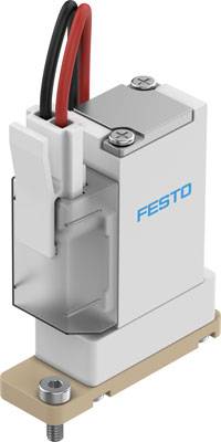 Elektromagnetický ventil od Festo, obdélníkový tvar, bílé barvy, s červenými a černými vodiči, namontovaný na béžovém podstavci.