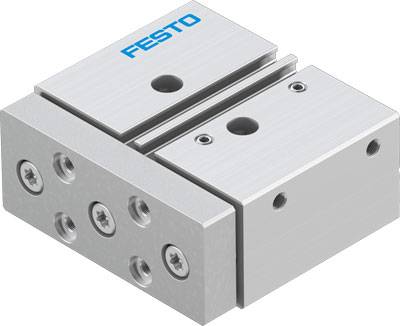 Stříbrný pneumatický válec s otvory pro upevnění, nahoře nese modré logo 'FESTO'. Používán pro přesné pohyby v průmyslových strojích.