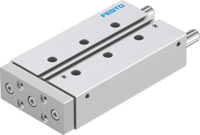 Stříbrný pneumatický válec od firmy Festo s několika montážními otvory a posuvníkem pro přesný pohyb v automatizaci.