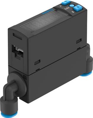 Černé elektronické zařízení s modrými tlačítky a přípojkami po stranách, používané pro měření průtoku v systémech.