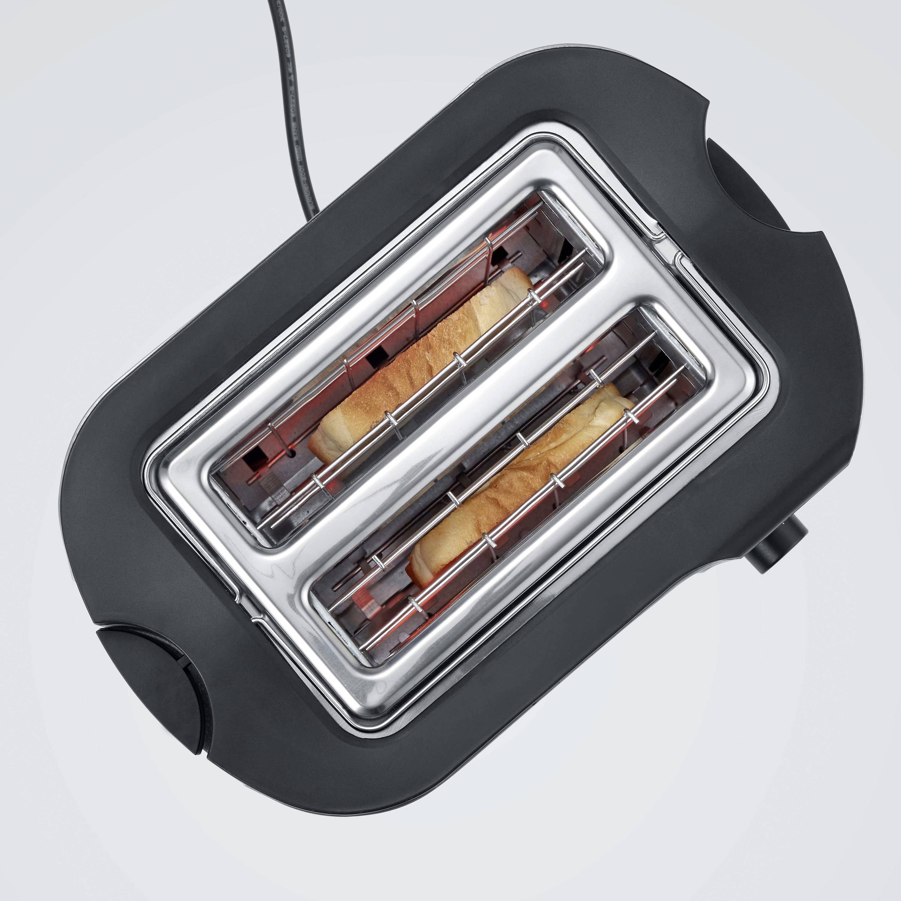 Toustovač se dvěma zlatohnědými toastovými plátky, pohled shora. Přístroj je černý a vybavený napájecím kabelem.