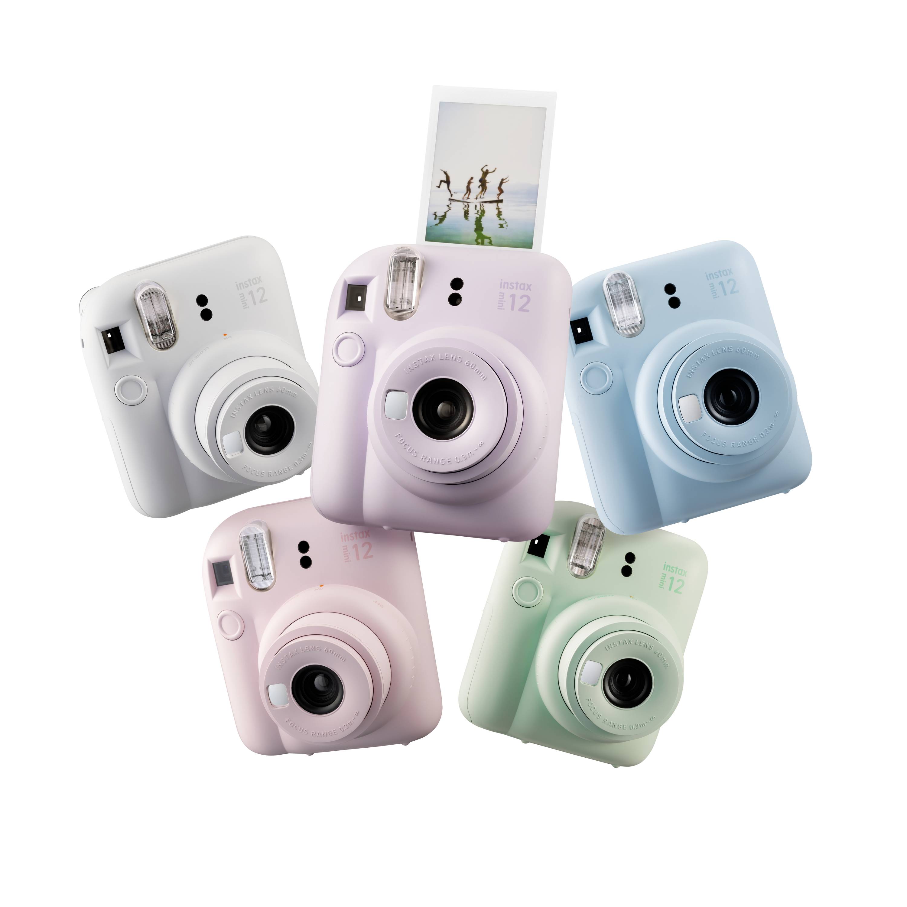Pět barevných instantních fotoaparátů, včetně bílého, růžového, modrého, s vyvolanou fotografií vyčnívající z jednoho z přístrojů.