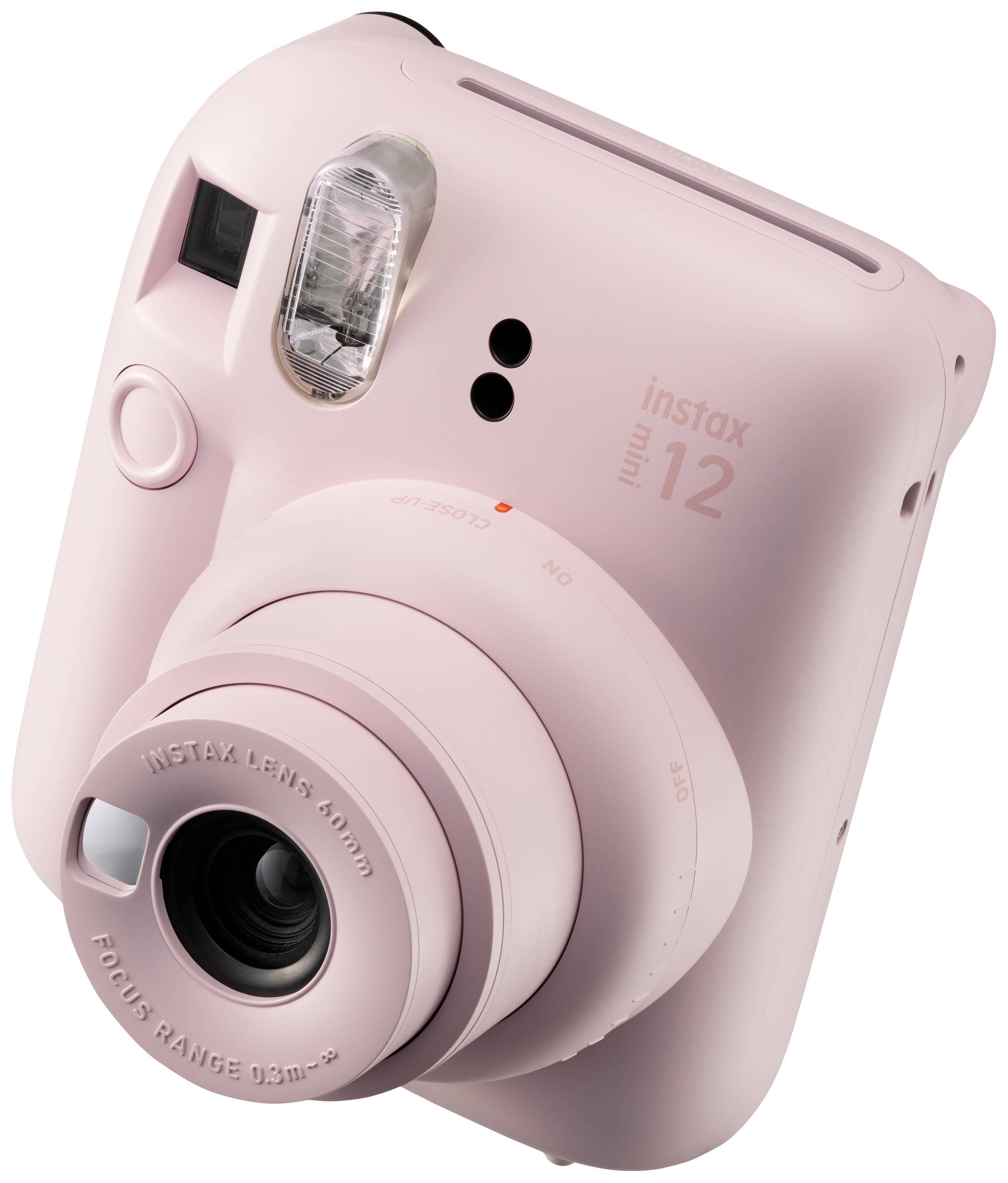 Růžový instantní fotoaparát s názvem modelu 'instax mini 12'. Je vybaven vestavěným bleskem a objektivem.