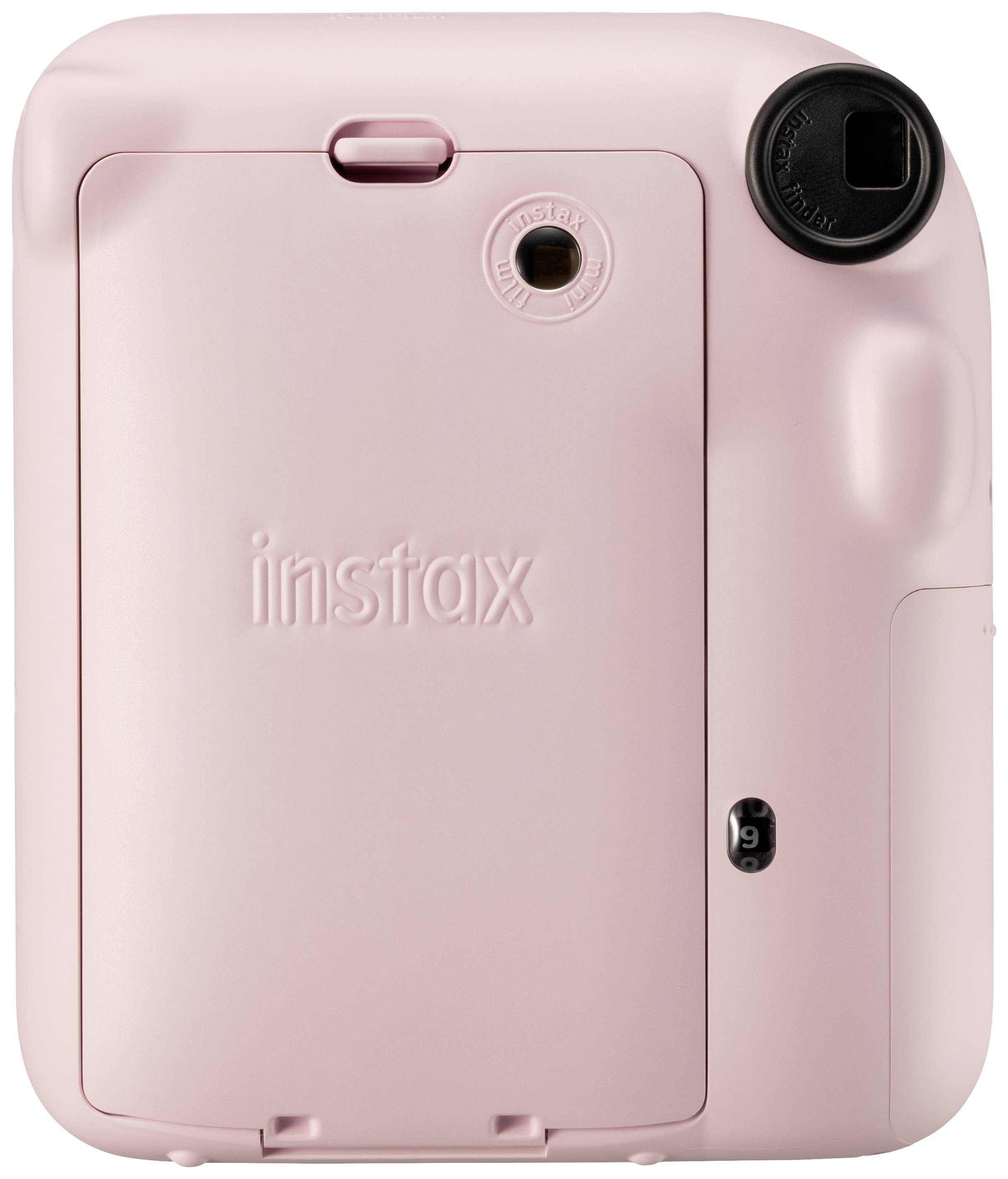 Zadní strana růžového instantního fotoaparátu s nápisem 'instax'. Fotoaparát má hledáček v horním rohu a počítadlo.