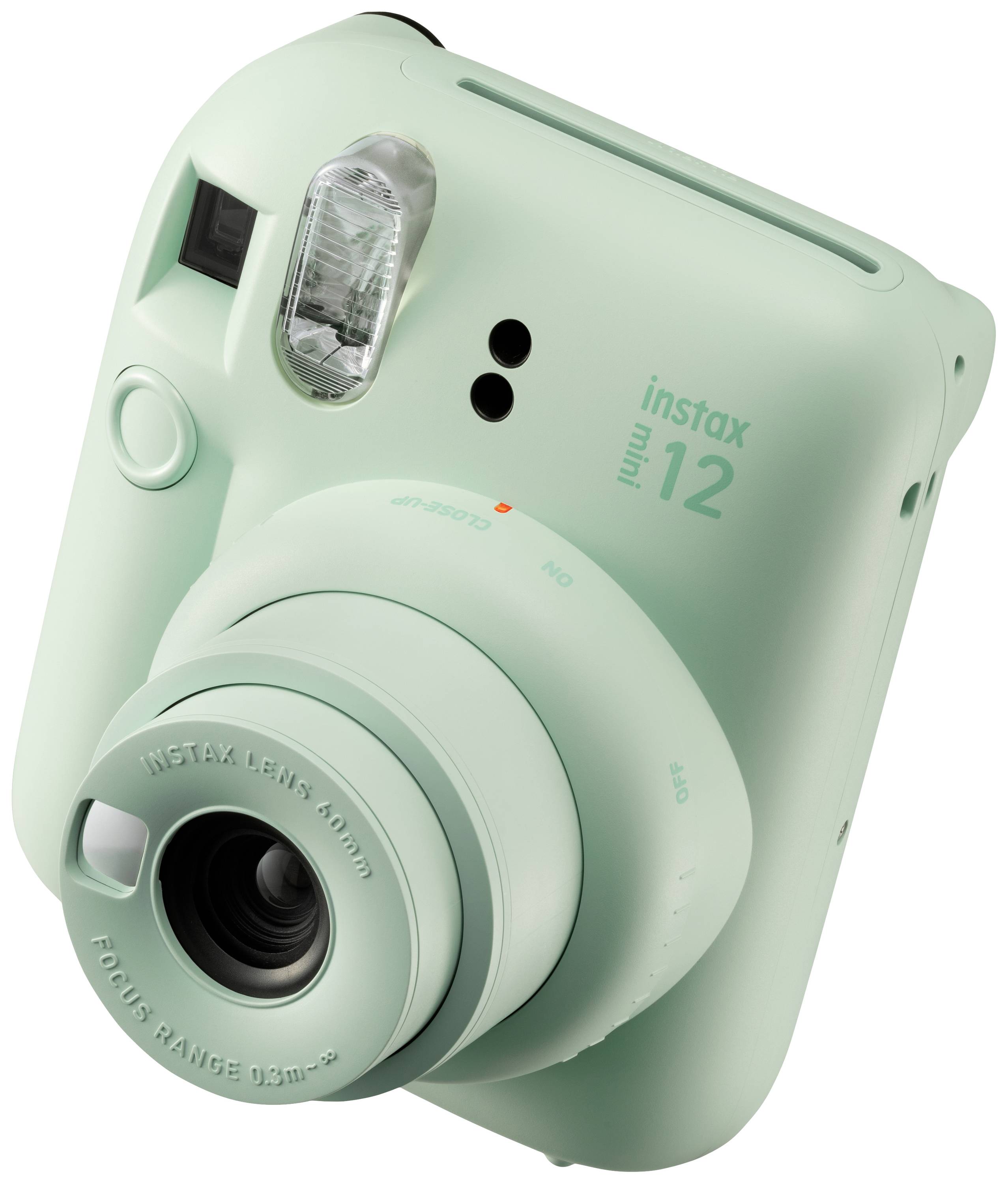 Instantní fotoaparát v mátově zelené barvě. Logo 'instax mini 12', objektiv s indikací zaostřovacího rozsahu.