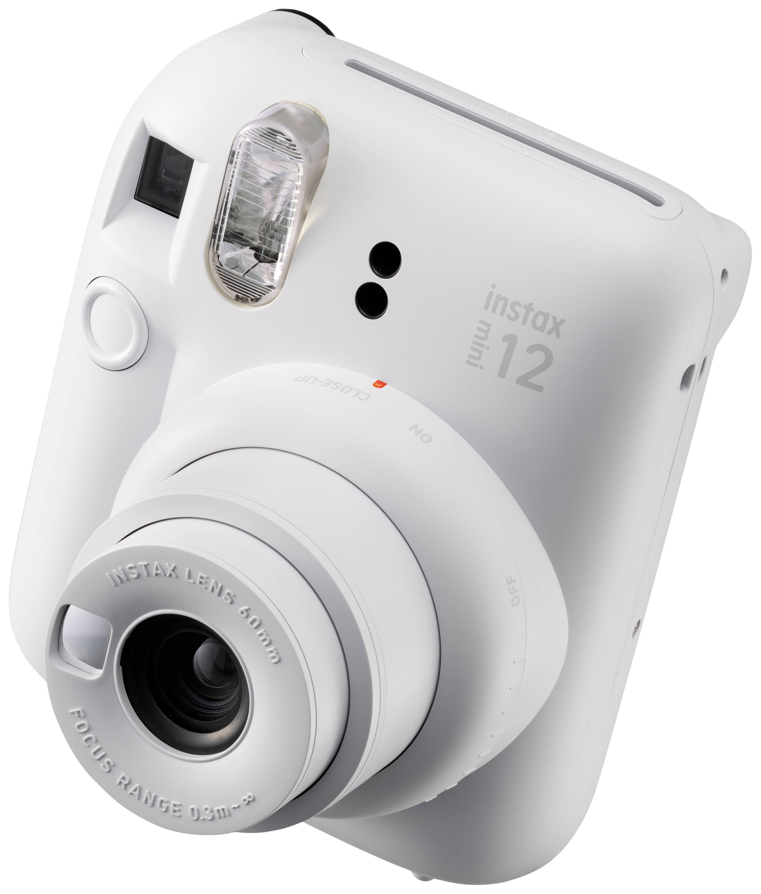 Bílý instantní fotoaparát nakloněný do strany, s velkým objektivem a vestavěným bleskem na přední straně. Značka 'instax mini 12'.