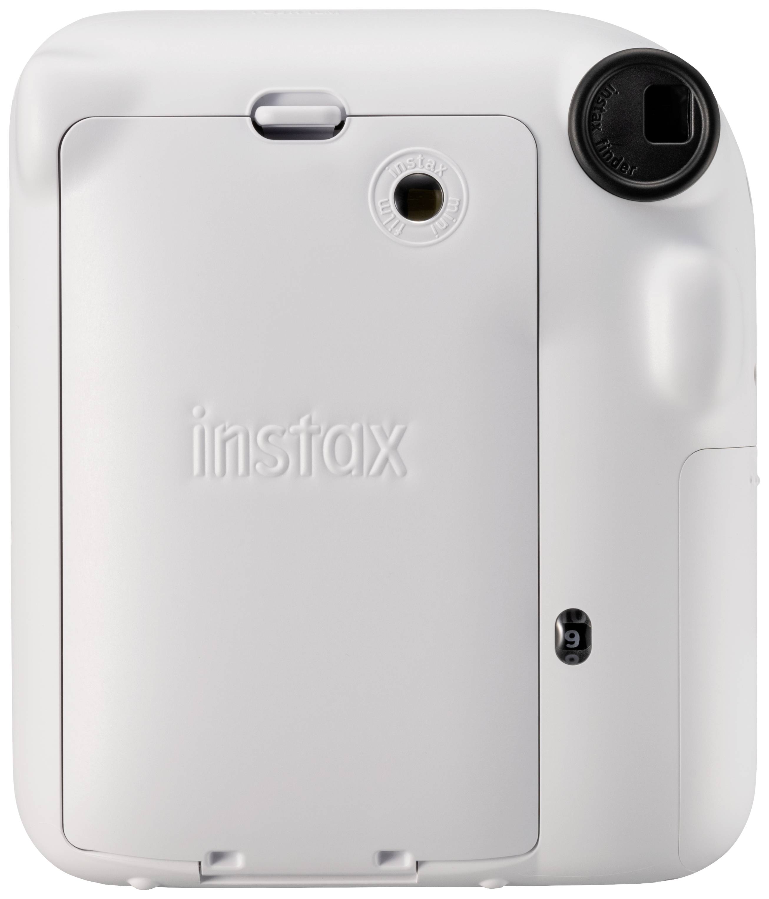 Bílý instantní fotoaparát se čtvercovým tělem. Nápis 'instax' uprostřed. Zadní strana ukazuje hledáček a prostor pro film.