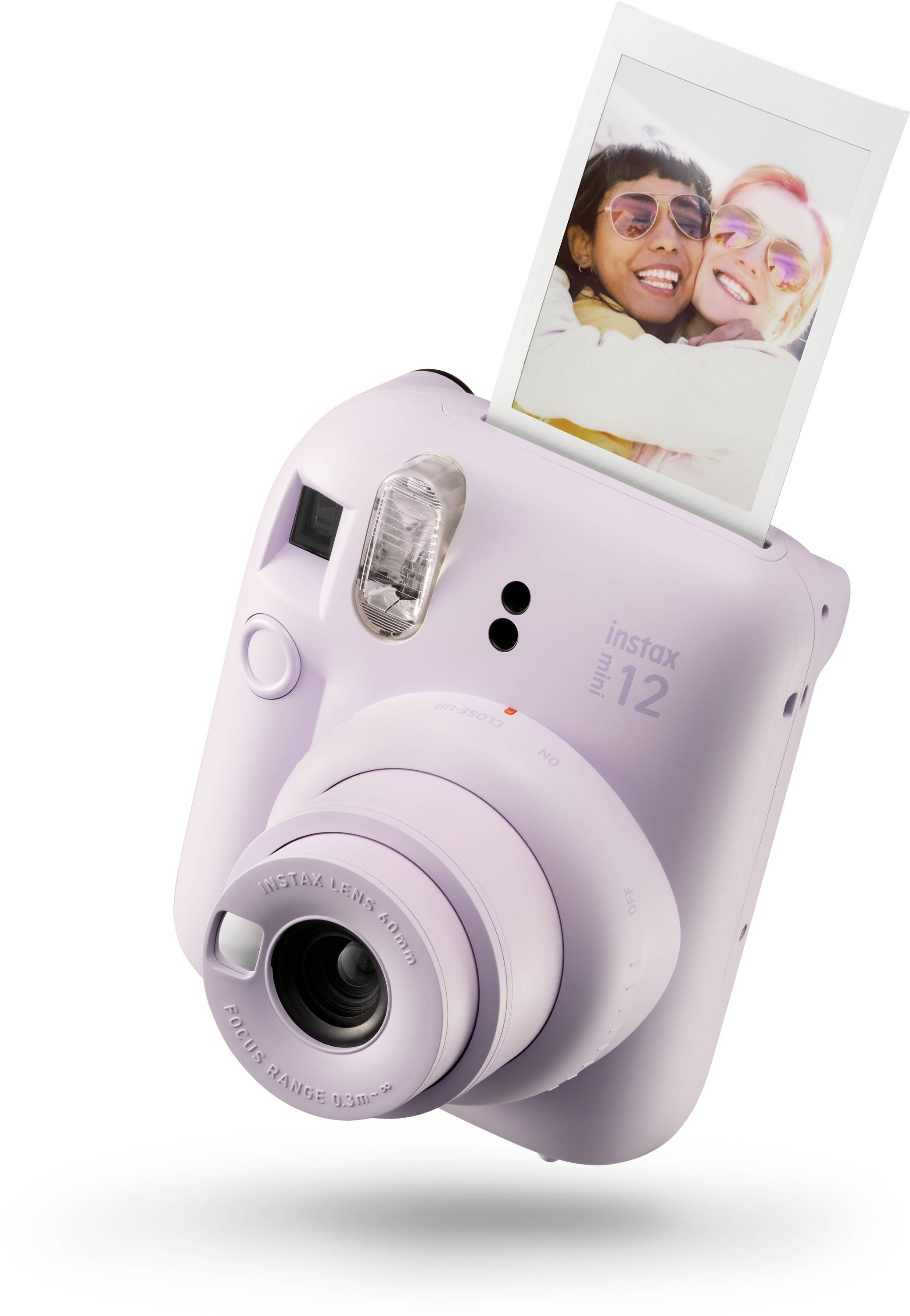 Fialový instantní fotoaparát vytiskne fotografii dvou se usmívajících osob.
