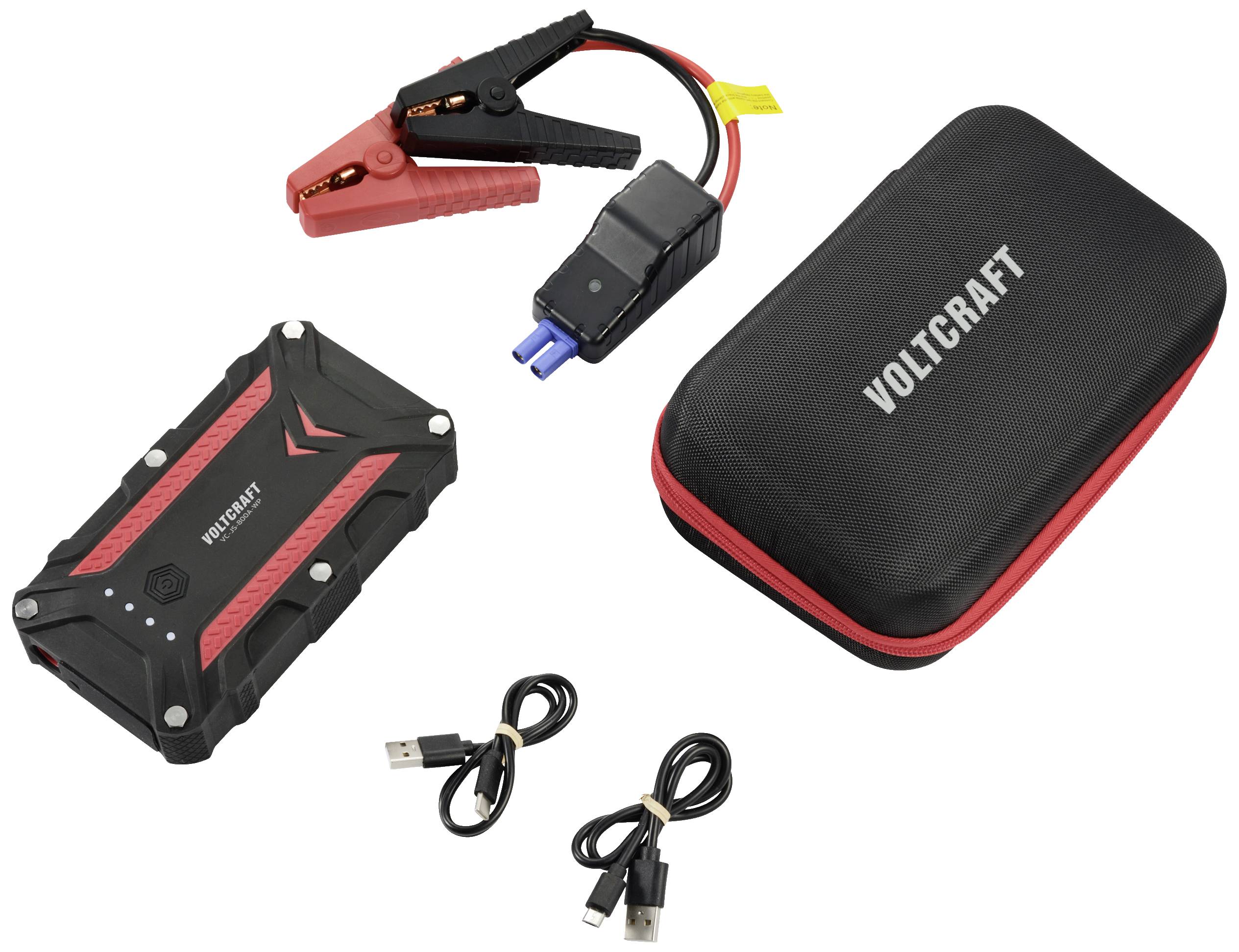 Startovací sada sestávající z přenosné nabíječky, startovacích kabelů, USB kabelů a černého ochranného pouzdra.