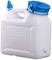 Bílý kanystr s modrým šroubovacím uzávěrem a výlevkou, vhodný pro přepravu kapalin.