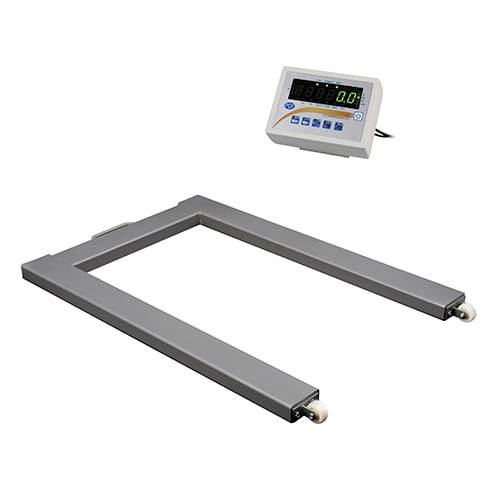 Hydraulická ruční paletová váha ve tvaru U se dvěma kovovými vidlicemi a digitálním displejem.