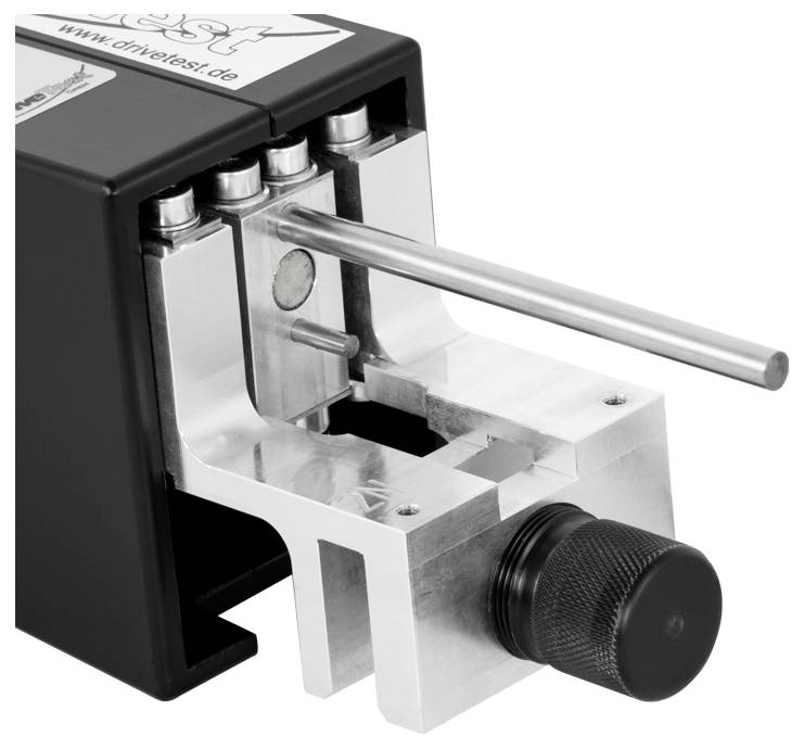 Detailní pohled na kovový mechanický svěrák nebo zařízení se zámkem s dlouhou tyčí a nastavovacím knoflíkem, který se používá k upevnění dílů k sobě.