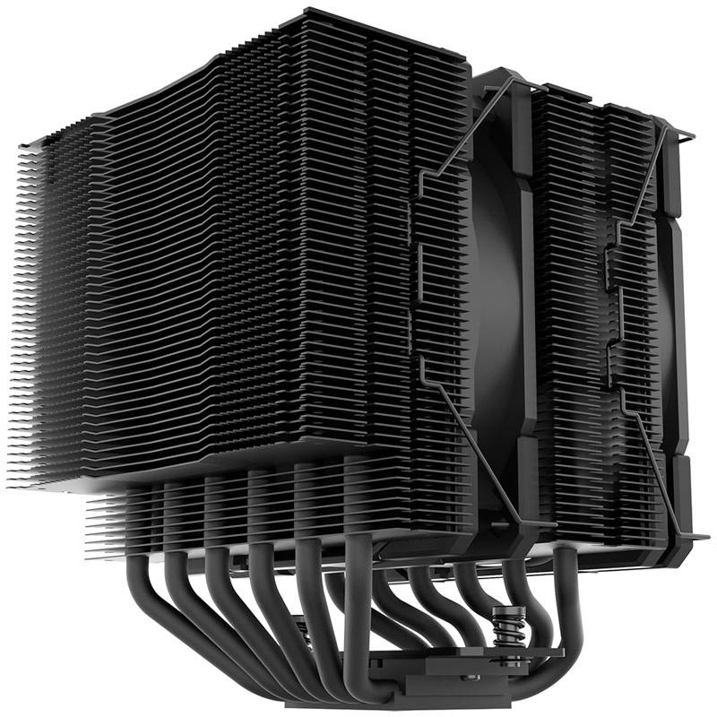Velký chladič CPU z kovu s několika tepelnými trubicemi a ventilátorem, navržený pro efektivní chlazení počítačových procesorů.