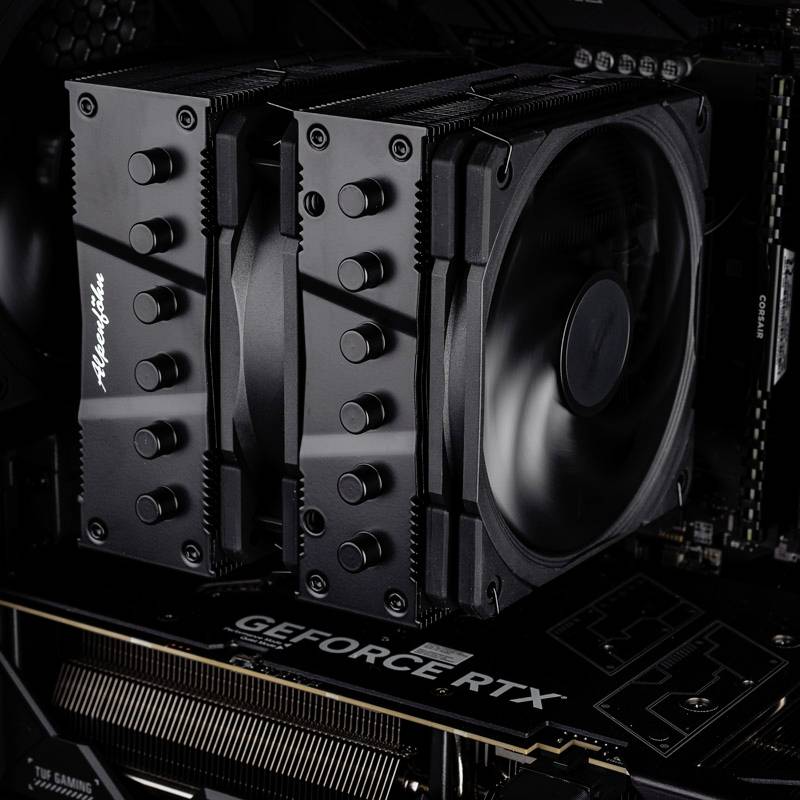Otevřený počítač s grafickou kartou GeForce RTX a velkým chladičem procesoru uvnitř.