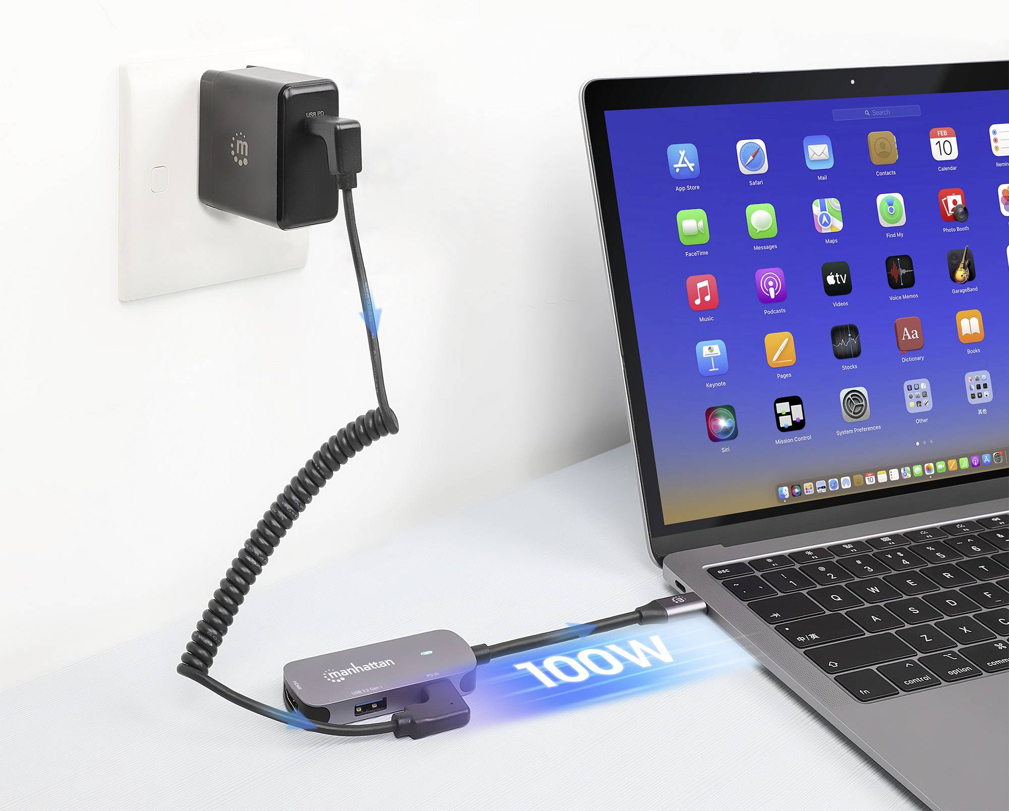 Notebook je připojen k adaptéru, který je zapojen do elektrické zásuvky. Na obrazovce jsou viditelné aplikace a adaptér ukazuje '100W'.