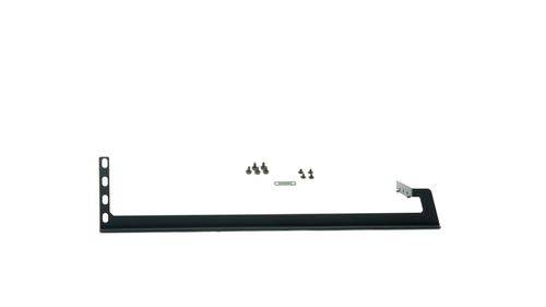 Kovová tyč s několika šrouby na bílém pozadí. Vhodná pro montážní nebo upevňovací účely.