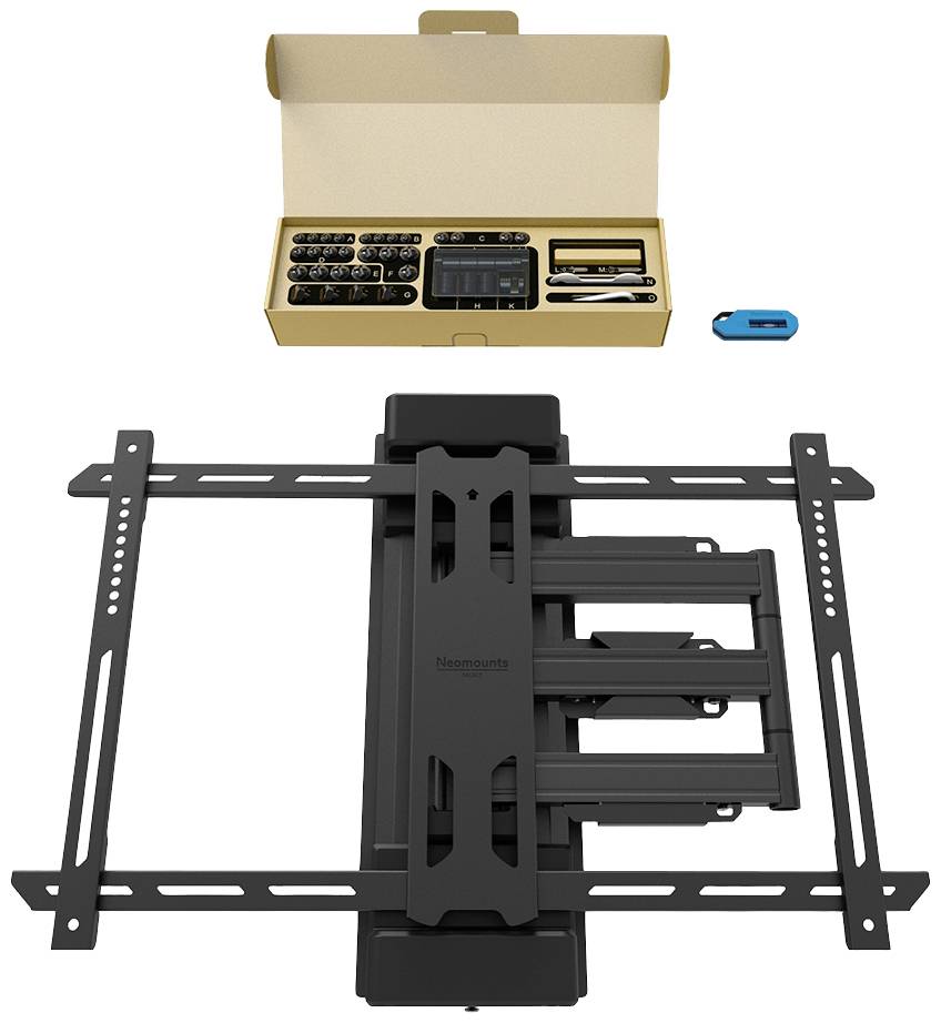 Nástěnný držák TV z černého kovu s otočnými rameny, montážní příslušenství v kartonu, reference velikosti USB vpravo.