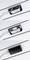 Tři obrázky ukazují postupnou montáž systému pro správu kabelů na stěně. Systém skrývá kabely v černém boxu.