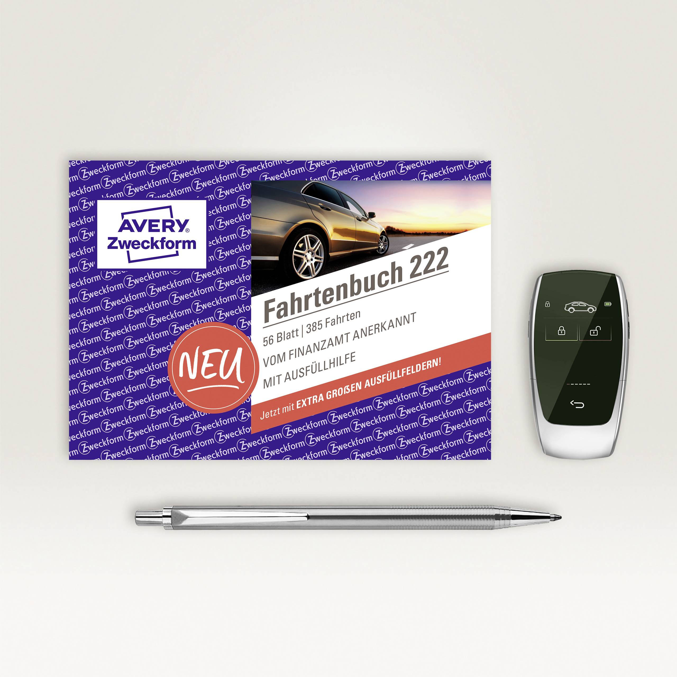 Kniha jízd s obrázkem automobilu a reklamním textem, vedle ní pero a klíče od auta.