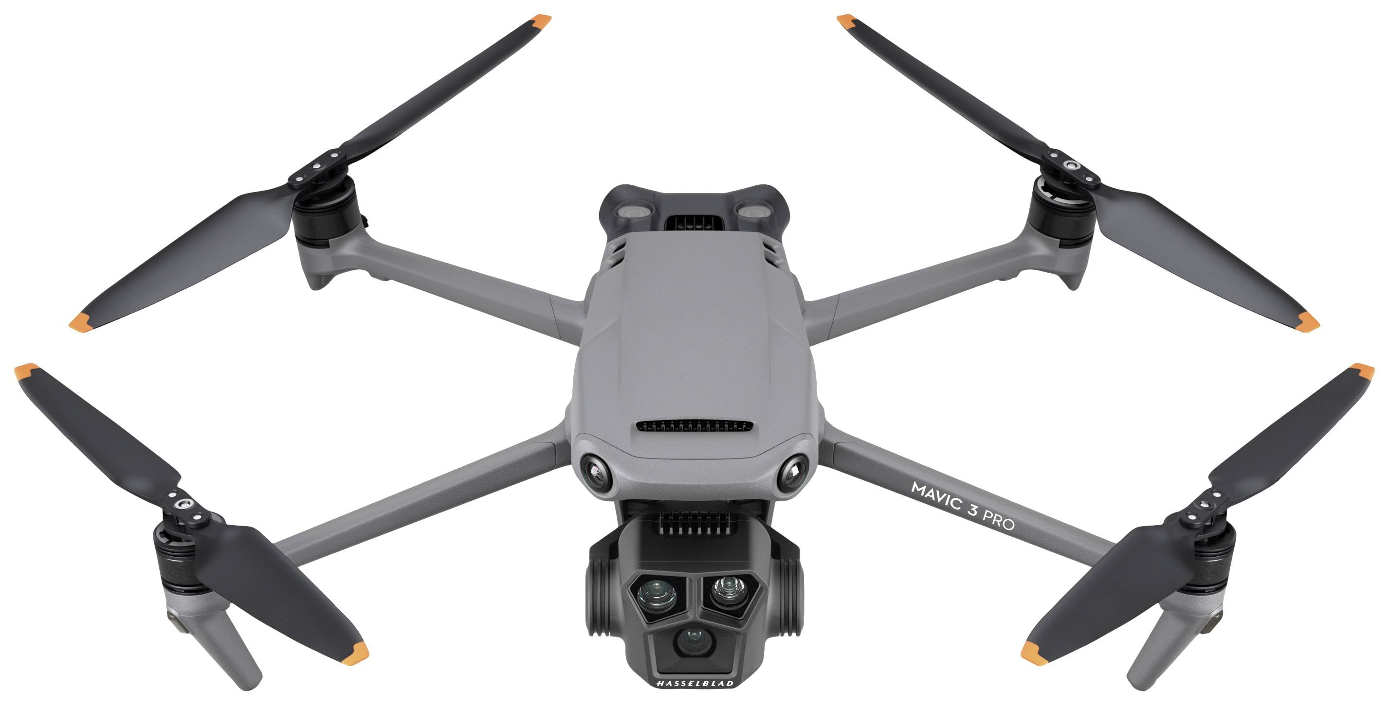 Šedá dron se čtyřmi rotory, kamery na přední straně. Název modelu 'Mavic 3 Pro' viditelný na boku.