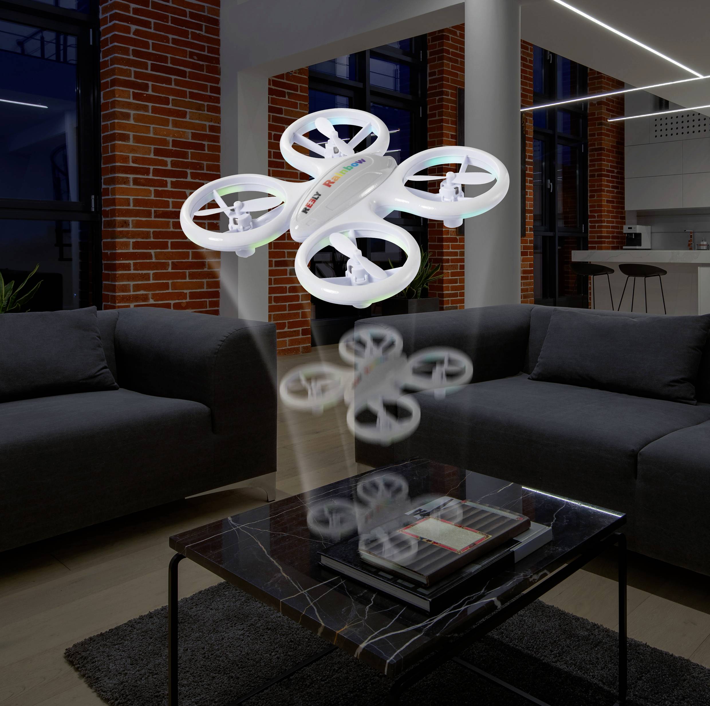 Dron se vznáší v moderně zařízeném obývacím pokoji nad mramorovým stolem mezi dvěma tmavými sedačkami.