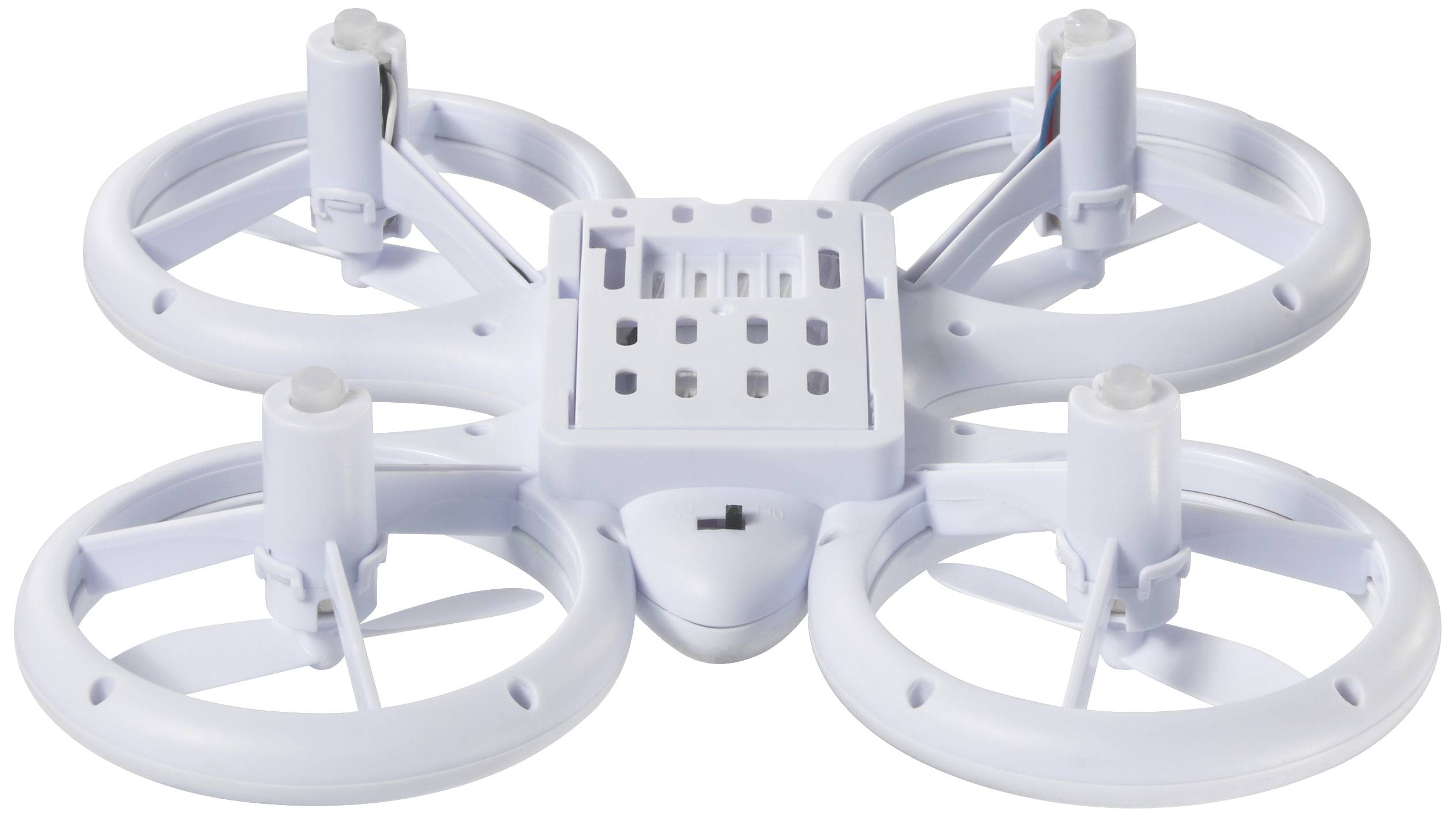 Malý bílý dron se čtyřmi vrtulemi směřujícími dolů na bílém pozadí.