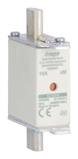 Elektrická pojistková vložka od výrobce Hager, s označením '10A aM' pro 690V, vyrobená v Maďarsku.