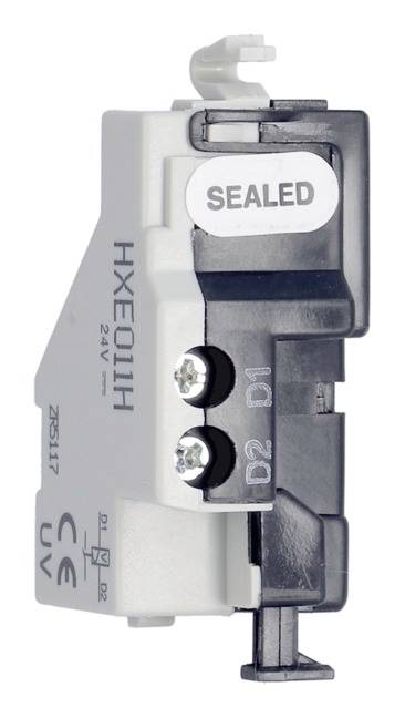 Šedostříbrná elektrická komponenta s označením HXE011H, 24V, opatřená značkou CE, s černým pákovým spínačem označeným SEAL.