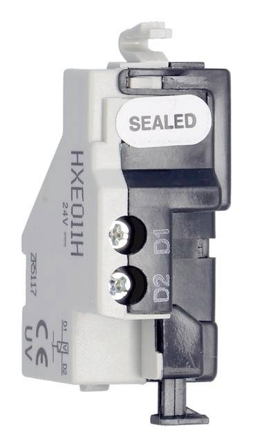 Elektrická komponenta s těsněním, která je opatřena nápisem 'HXE011H'. Značení pro napětí (24 V), značka CE a další symboly.