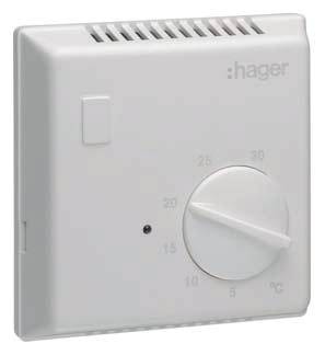 Bílý prostorový termostat Hager s otočným ovladačem pro regulaci teploty, stupnice od 5 do 30 stupňů Celsia.