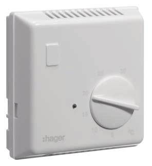 Bílý čtvercový termostat od Hageru s otočným knoflíkem pro nastavení teploty.