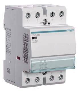 Bílý odpojovač s nápisem 'ISC 440 Hager'. Má šest šroubových svorek a je vhodný pro elektrické instalace.