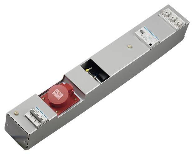 Stříbrný elektrický rozvaděč s červenou komponentou, několika spínači a zásuvkami pro průmyslové použití.