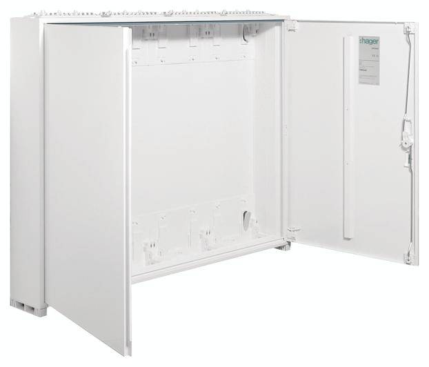 Otevřená bílá rozvodná skříň s několika přihrádkami, štítek značky 'Hager' na vnitřní straně dvířek. Vhodná pro elektroinstalace.
