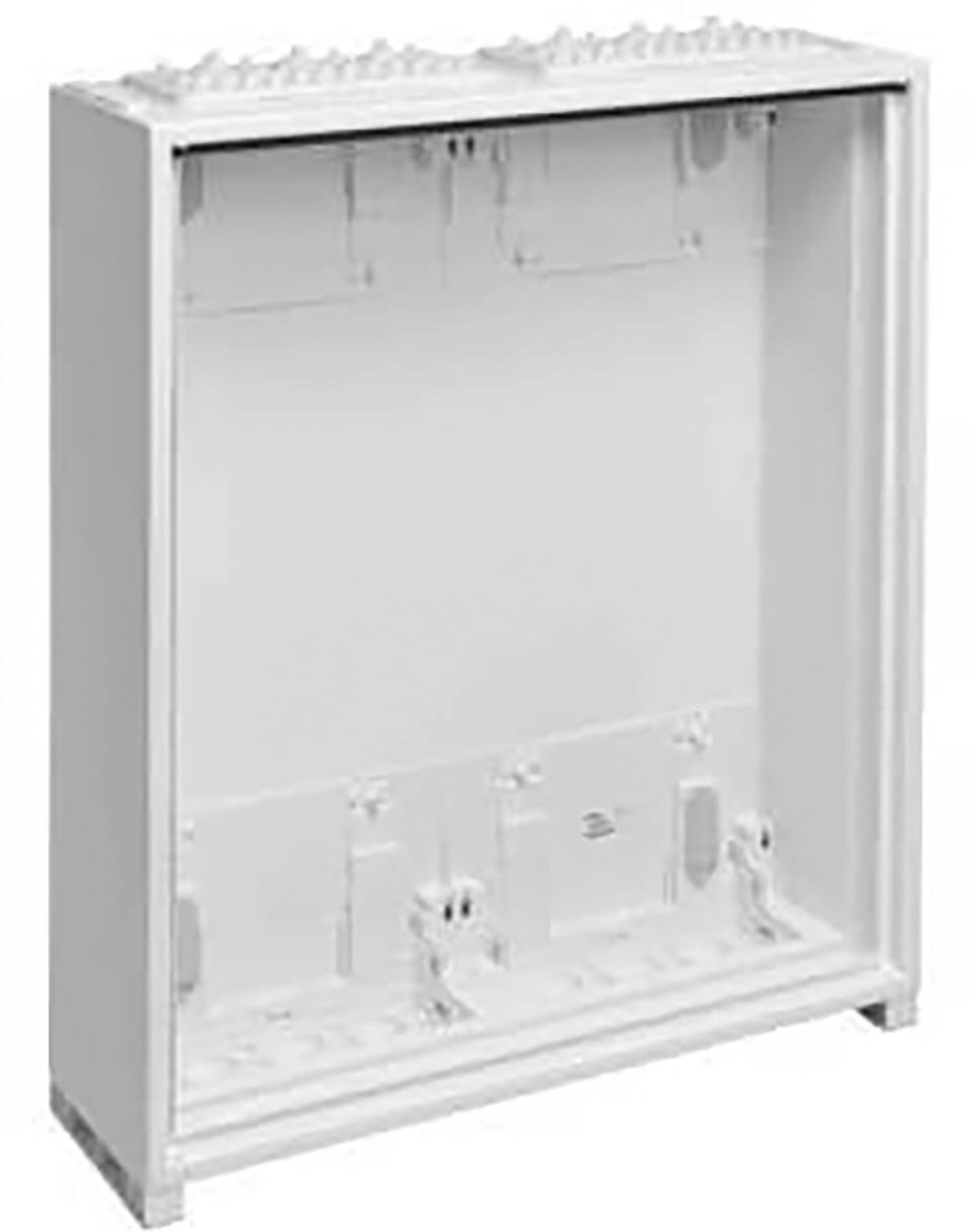 Prázdná, bílá rozvodná skříň bez viditelné elektroniky nebo kabelů, připravená k instalaci elektrických komponentů.