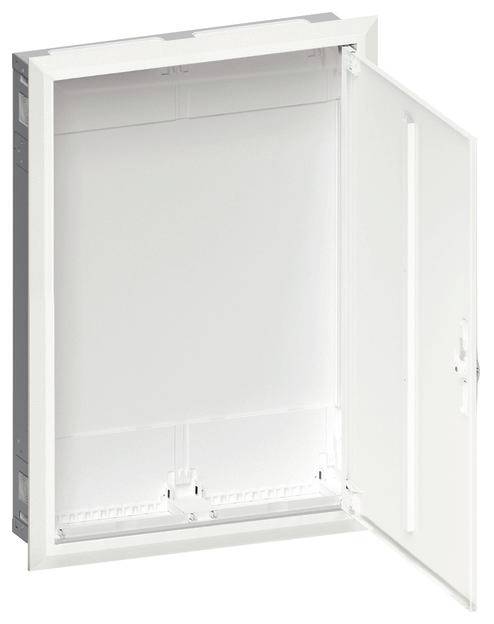 Otevřená bílá skříň s dveřmi, lehce rozpoznatelná z boku. Ideální pro instalaci elektrických zařízení.