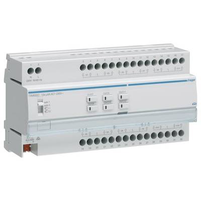 Elektronický spínací modul se spínacími hodinami pro montáž na DIN lištu s několika svorkami a ovládacími spínači pro různá programová nastavení.