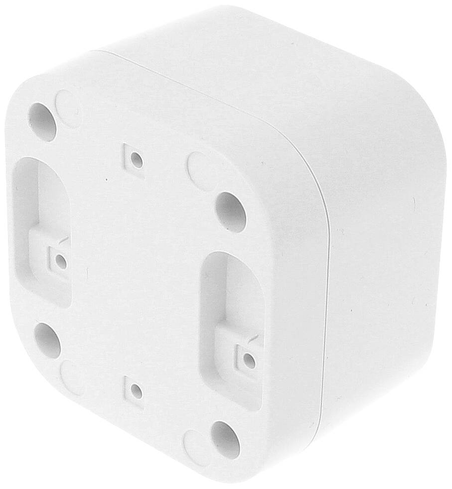 Bílá, obdélníková elektrická zásuvka, zobrazená z boku, bez viditelných připojení. Design vhodný pro montáž na zeď.