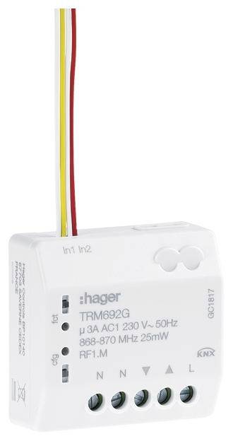Bílý elektronický modul s několika konektory a červenými, žlutými a bílými kabely. Na modulu nápis „Hager TRM692G".