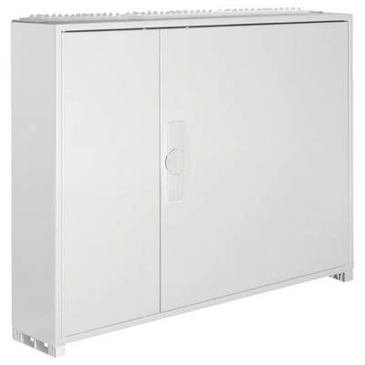 Bílý, obdélníkový elektrický rozvaděč se zavřenými dvířky. Má jednoduché designové provedení a je namontován na stěně.