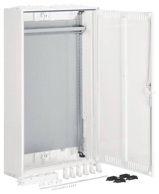 Prázdná, otevřená kovová rozvodná skříň s odnímatelným víkem a integrovanou montážní lištou. Příslušenství je připraveno dole.