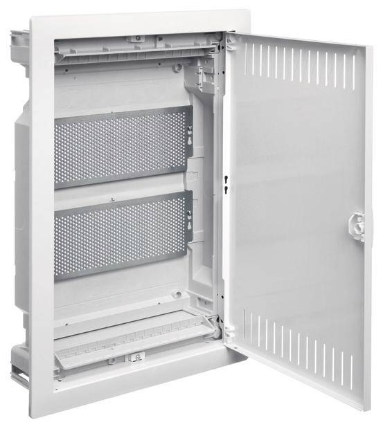 Otevřená rozváděčová skříň s několika vestavnými šachtami a větracími otvory ve dveřích, vhodná pro elektrické instalace.