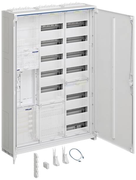 Otevřená rozvodná skříň s modulárními sekcemi, různými kabely a montážním příslušenstvím, určená pro strukturované kabelové vedení.