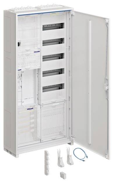 Otevřená rozvodná skříň s několika úrovněmi pro kabeláž a montáž elektronických komponent. Kabely a příslušenství jsou připraveny dole.